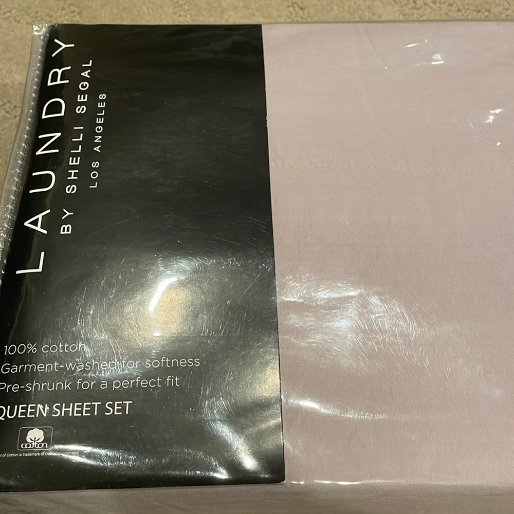 Laundry by Shelli Segal Queen sheet set in Lilac color. 100% cotton Perc…